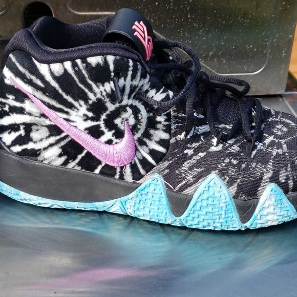 Boys Kyrie basketball shoes - Picture 1 of 5